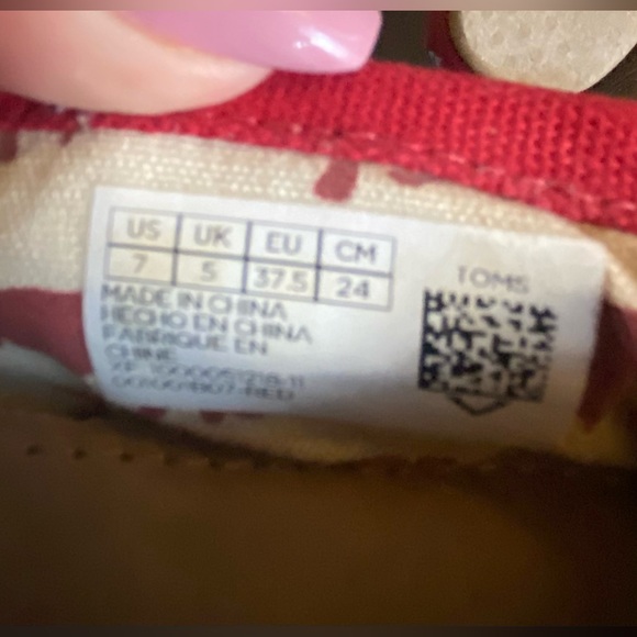 Woman’s Red Toms Size 7 - Picture 6 of 7